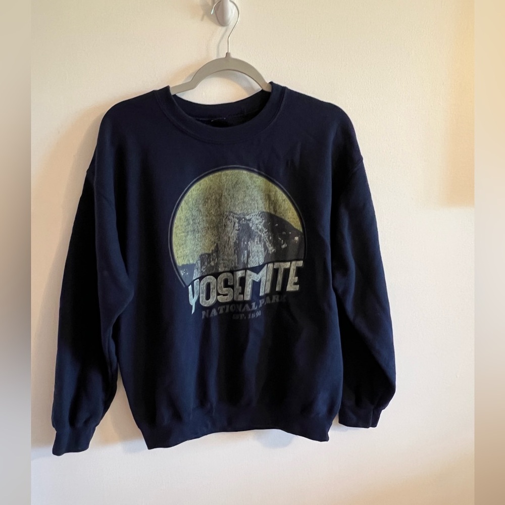 Yosemite National Park graphic crewneck sweatshirt. Size XL